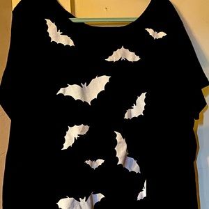 Plus-size torrid size 4 T-shirt with bats great condition